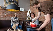 Gemütliche Kaffeerunde im Tee- und Kaffeehaus, Foto: Anja Möller_prignitzliebe, Lizenz: Kultur-, Sport- und Tourismusbetrieb Eigenbetrieb der Stadt Wittenberge