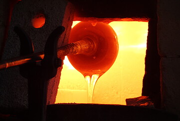 Arbeiten am Glasschmelzofen, Foto: FV Grimnitzer Glashütten e.V., Lizenz: FV Grimnitzer Glashütten e.V.