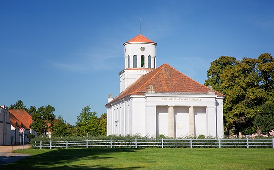 Schinkel-Kirche Neuhardenberg, Foto: Florian Läufer, Lizenz: Seenland Oder-Spree