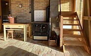 Großer Wohnraum mit Kochmaschine - Hof Anton, Foto: Anet Hoppe