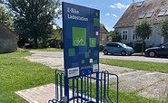 E-Bike-Ladestation am Dorfanger, Foto: Itta Olaj, Lizenz: Tourismusverband Ruppiner Seenland e. V.