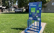 E-Bike-Ladestation am Dorfanger, Foto: Itta Olaj, Lizenz: Tourismusverband Ruppiner Seenland e. V.