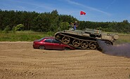 Panzerfunfahrschule – Carcrushing, Foto: Jörg Heyse