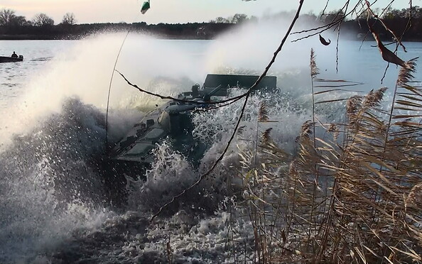 Panzerfunfahrschule – Wasserfahrt BMP, Foto: Jörg Heyse