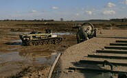 Panzerfunfahrschule – Panzer im Schlamm, Foto: Uwe Wernsdorf