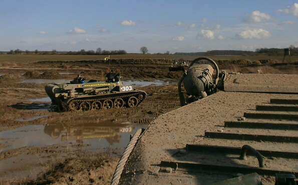 Panzerfunfahrschule – Panzer im Schlamm, Foto: Uwe Wernsdorf