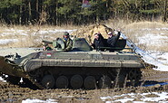 Panzerfunfahrschule – BMP-1 im Gelände, Foto: Jörg Heyse
