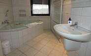 Ferienwohnung Oderbruch  – Bad mit Badwanne – Dusch- und Handtücher inklusive, Foto: Seenland Oder-Spree