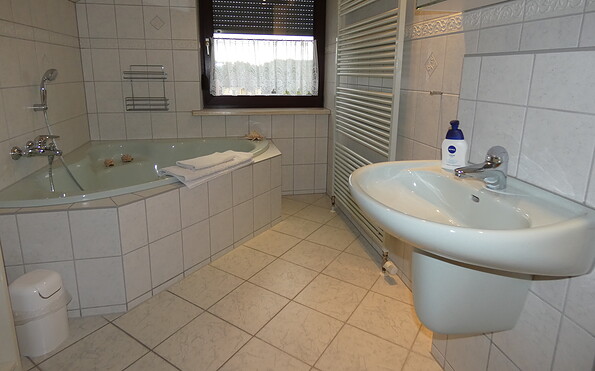 Vacation home Neuenhagen - Bathroom with bathtub - bathtub and hand towels included, Foto: Seenland Oder-Spree