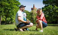 Familie vor Bernauer Pulverturm, Foto: Stefan Klenke, Lizenz: BeSt Bernauer Stadtmarketing GmbH