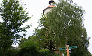 Wanderwegweiser vor dem Wasserturm, Foto: Bansen-Wittig