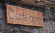 Schild Café Apfel, Foto: Bansen-Wittig