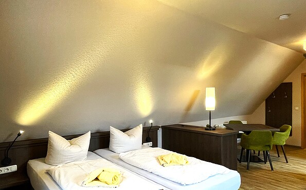 Apartment mit Doppelbett und Essbereich, Foto: Ulrike Haselbauer, Lizenz: Tourismusverband Lausitzer Seenland e.V.