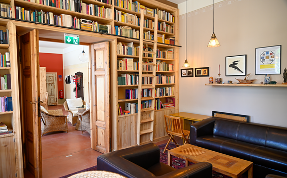 Ferienwohnung Parkseite - Kaminzimmer/Bibliothek, Foto: Werner Gerber, Lizenz: Gut Sonnenburg