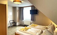 Example double room with double bed and TV, Foto: Ulrike Haselbauer, Lizenz: Tourismusverband Lausitzer Seenland e.V.