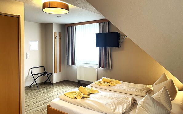 Example double room with double bed and TV, Foto: Ulrike Haselbauer, Lizenz: Tourismusverband Lausitzer Seenland e.V.