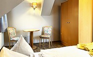 Example double room with sitting area and wardrobe, Foto: Ulrike Haselbauer, Lizenz: Tourismusverband Lausitzer Seenland e.V.