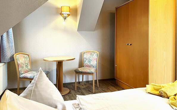 Example double room with sitting area and wardrobe, Foto: Ulrike Haselbauer, Lizenz: Tourismusverband Lausitzer Seenland e.V.