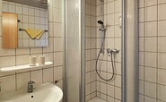 Example of bathroom in double room with shower and WC, Foto: Ulrike Haselbauer, Lizenz: Tourismusverband Lausitzer Seenland e.V.