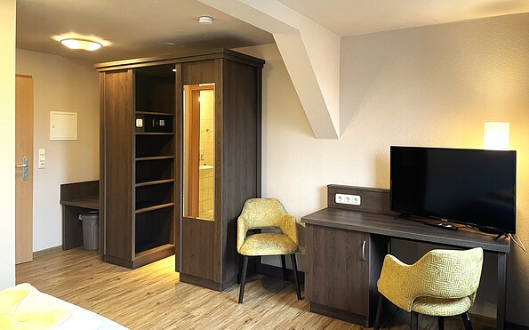 Example double room with wardrobe and TV, Foto: Ulrike Haselbauer, Lizenz: Tourismusverband Lausitzer Seenland e.V.