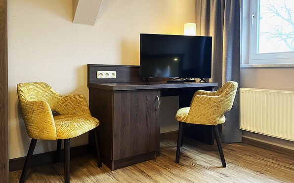 Example double room with wardrobe and TV, Foto: Ulrike Haselbauer, Lizenz: Tourismusverband Lausitzer Seenland e.V.