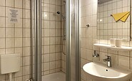 Example of bathroom in double room with shower and WC, Foto: Ulrike Haselbauer, Lizenz: Tourismusverband Lausitzer Seenland e.V.
