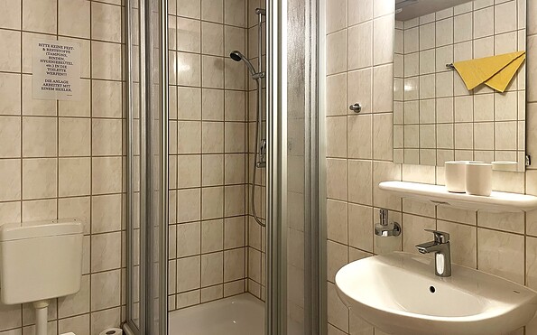 Example of bathroom in double room with shower and WC, Foto: Ulrike Haselbauer, Lizenz: Tourismusverband Lausitzer Seenland e.V.