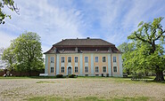 Gutshaus Zernikow gegenüber vom Café, Foto: Jannika Olesch, Lizenz: Tourismusverband Ruppiner Seenland e.V.