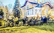 Außenansicht vom Ferienhof mit Leihrädern, Foto: E. Grieger, Lizenz: Tourismusverband Lausitzer Seenland e.V.