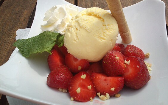 Eisbecher mit Erdbeeren, Foto: Sandra Ziesig, Lizenz: Seenland Oder-Spree e.V.