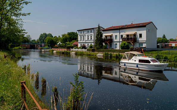 Boot mit Stadtschleuse im Hintergrund, Foto: Torsten Stapel, Lizenz: Stadt Eberswalde