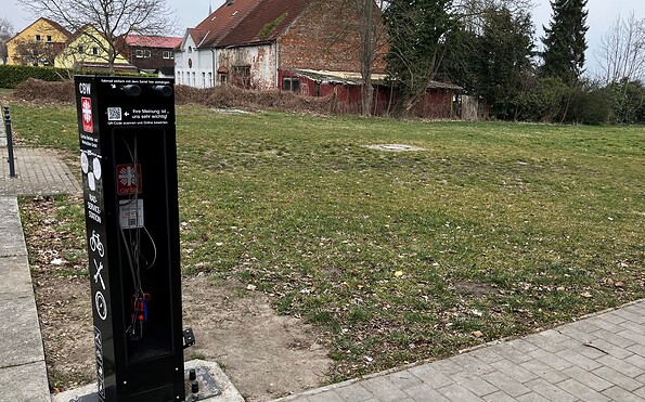 Ansicht Reparaturstation seitlich mit Werkzeug, Foto: Jörg Bartz, Lizenz: TV Ruppiner Seenland e.V.