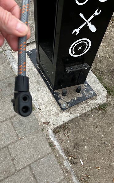 Luftpumpenschlauch mit seitlicher Trittvorrichtung, Foto: Jörg Bartz, Lizenz: TV Ruppiner Seenland