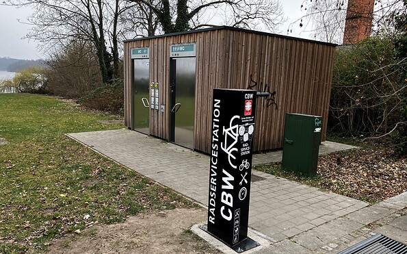 Fahrradreparaturstation Neuruppin in der Regattastraße an der Sonnenwiese, Foto: Jörg Bartz, Lizenz: TV Ruppiner Seenland