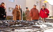 Stadtführung am Tastmodell Bernau, Foto: Michél Länger, Lizenz: BeSt Bernauer Stadtmarketing GmbH