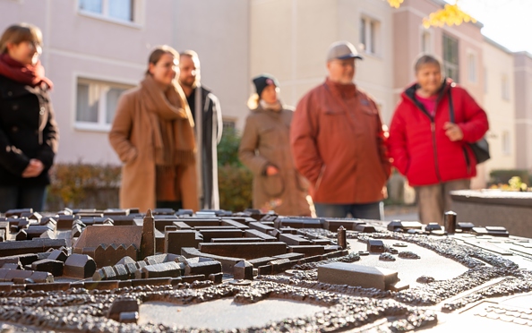 Stadtführung am Tastmodell Bernau, Foto: Michél Länger, Lizenz: BeSt Bernauer Stadtmarketing GmbH
