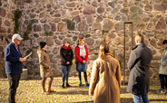 Stadtführung am Mahnmal der Hexenverfolgung in Bernau, Foto: Michél Länger, Lizenz: BeSt Bernauer Stadtmarketing GmbH