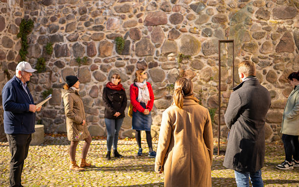 Stadtführung am Mahnmal der Hexenverfolgung in Bernau, Foto: Michél Länger, Lizenz: BeSt Bernauer Stadtmarketing GmbH