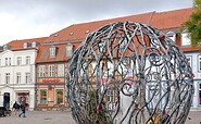 Kugel Brunnen, Foto: Waren (Müritz)-Information