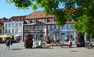Kugel Brunnen, Foto: Waren (Müritz)-Information