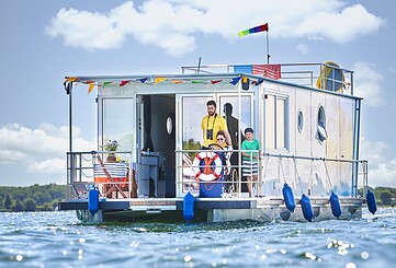 Family houseboat tour on the Havel