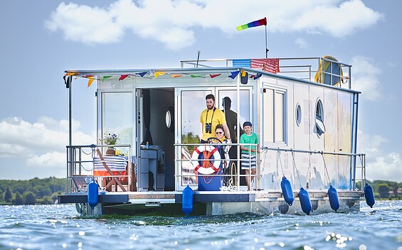 Family houseboat tour on the Havel