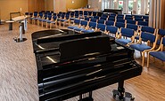 Piano im Andachtsraum, Foto: Clemens Bauerfeind, Lizenz: Servicedienste Elstal GmbH