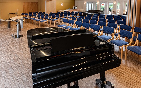 Piano im Andachtsraum, Foto: Clemens Bauerfeind, Lizenz: Servicedienste Elstal GmbH