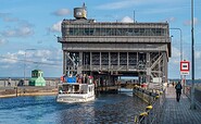 Schiff vor dem alten Hebewerk, Foto: SHW, Lizenz: SHW Fahrgastschifffahrt Niederfinow