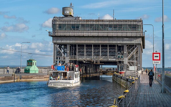 Schiff vor dem alten Hebewerk, Foto: SHW, Lizenz: SHW Fahrgastschifffahrt Niederfinow