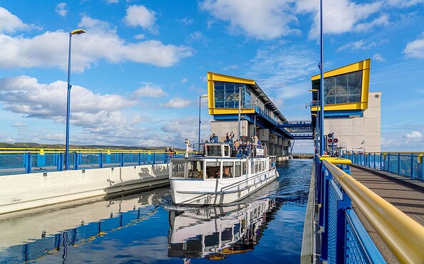 Schiff im neuen Hebewerk, Foto: SHW, Lizenz: SHW Fahrgastschifffahrt Niederfinow