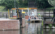 Biberfloß in der Schleuse, Foto: Sören Tetzlaff