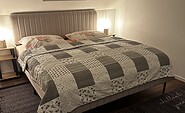 graues Bett beleuchtet mit grauer Tagesdecke, Foto: F. Srecec, Lizenz: F. Srecec