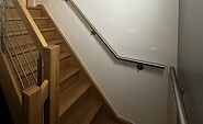Treppenaufgang in weiß gehalten mit 3 Bildern an der Wand, Foto: F. Srecec, Lizenz: F. Srecec